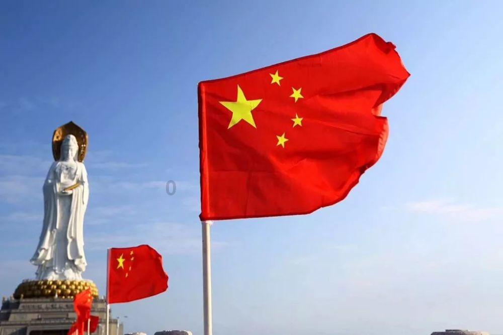 在操场上跑步时，佳佳不小心踩到了前面同学的鞋子我们应该怎么做？游戏画面